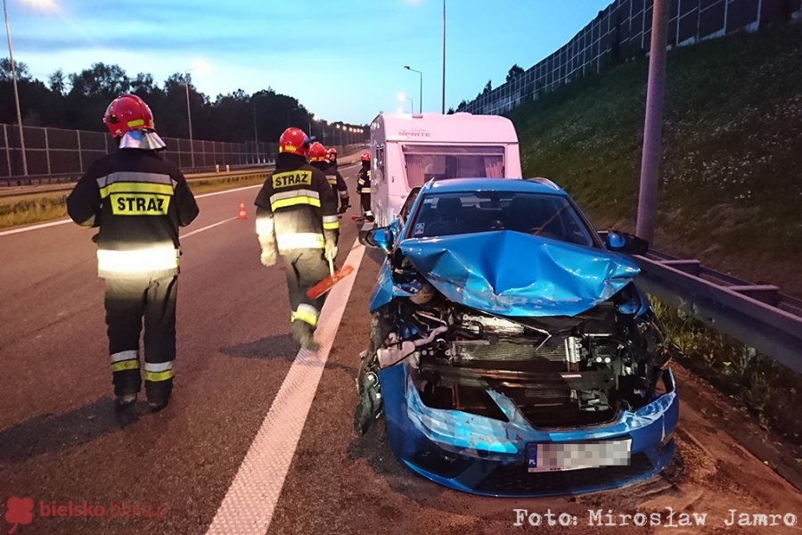 Wypadek auta z przyczepą kempingową. Wyrwany bagażnik rowerowy - foto