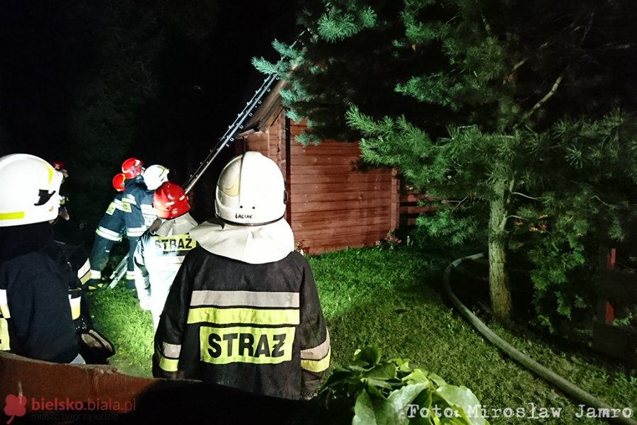 Domek letniskowy w ogniu. Błyskawiczna akcja właściciela - foto