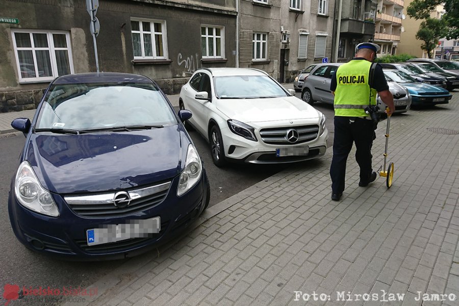 Zaparkował na skrzyżowaniu. Sytuacja nagminnie się powtarza - foto