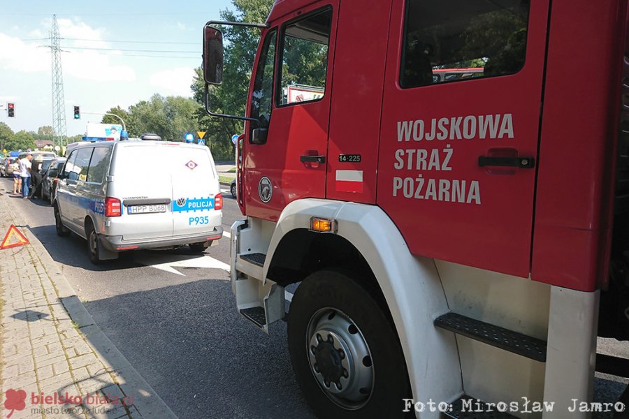 Zderzenie na Bystrzańskiej. Samochód wbił się na hak holowniczy - foto