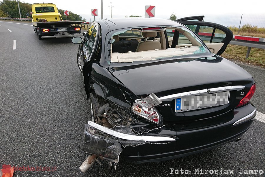 Rozbity jaguar na "zakręcie idiotów". Dwa uderzenia w barierę - foto