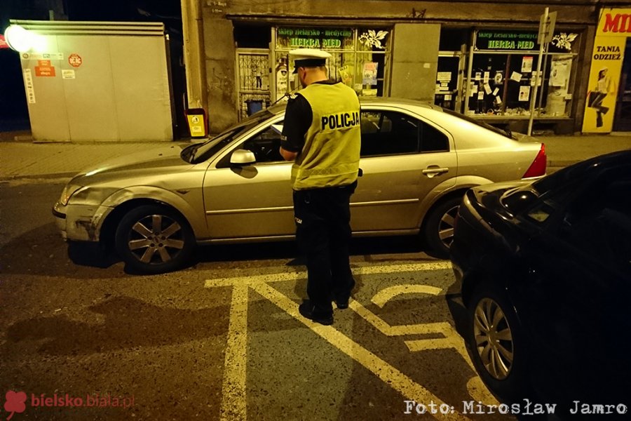 Nocą rozbił zaparkowane auta. Obywatelskie ujęcie pijanego kierowcy - foto