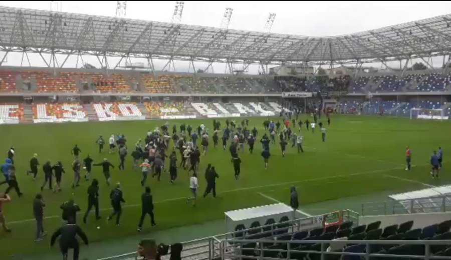 Zadyma na Stadionie Miejskim. Eksplozja na płycie boiska - wideo