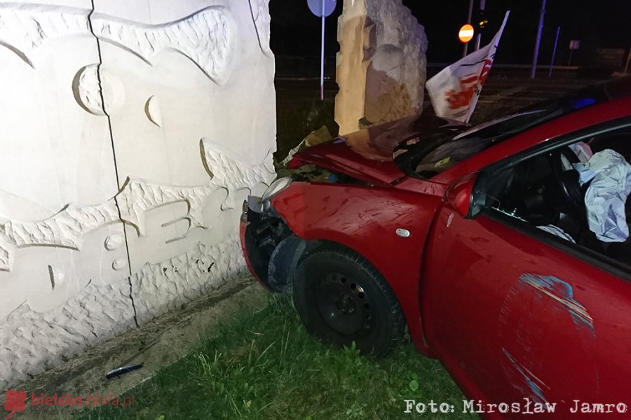 Rozbił autem tablicę pamiątkową na Rondzie Solidarności - foto