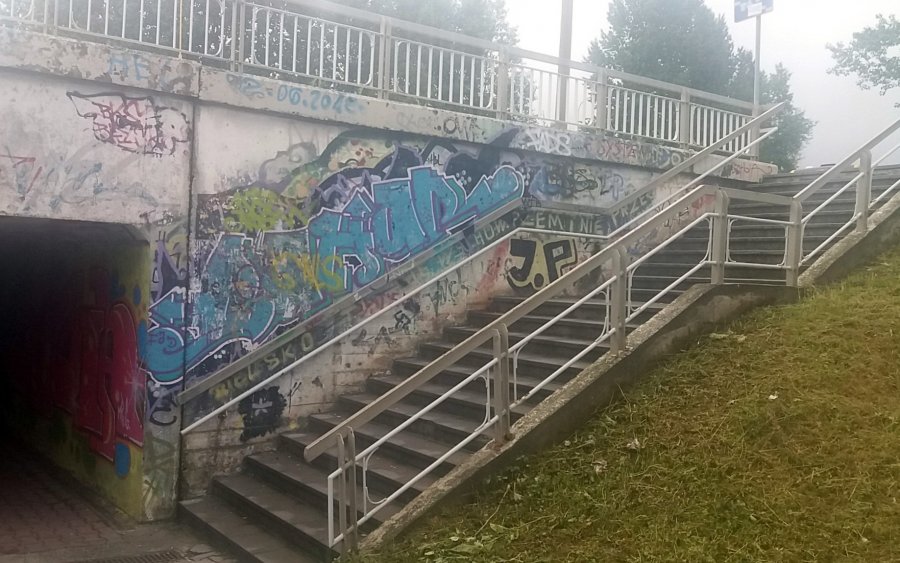 Katastrofalny stan przejścia. Po kolana w wodzie - foto