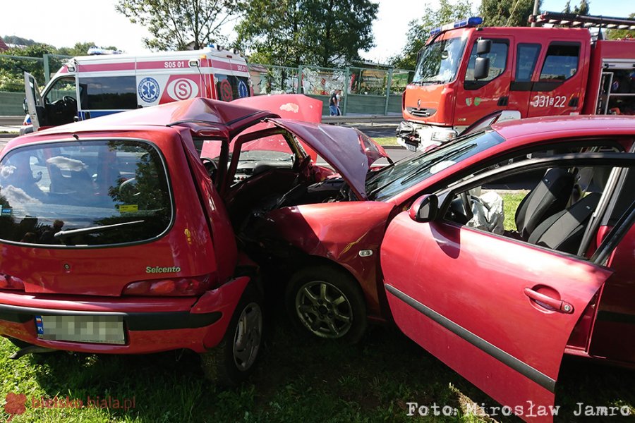 Obaj wjechali na czerwonym! Uszkodzonych aż pięć aut - foto