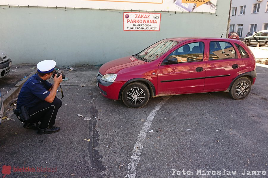 Wyjeżdżając z parkingu, uszkodził dwa samochody. Był pijany - foto