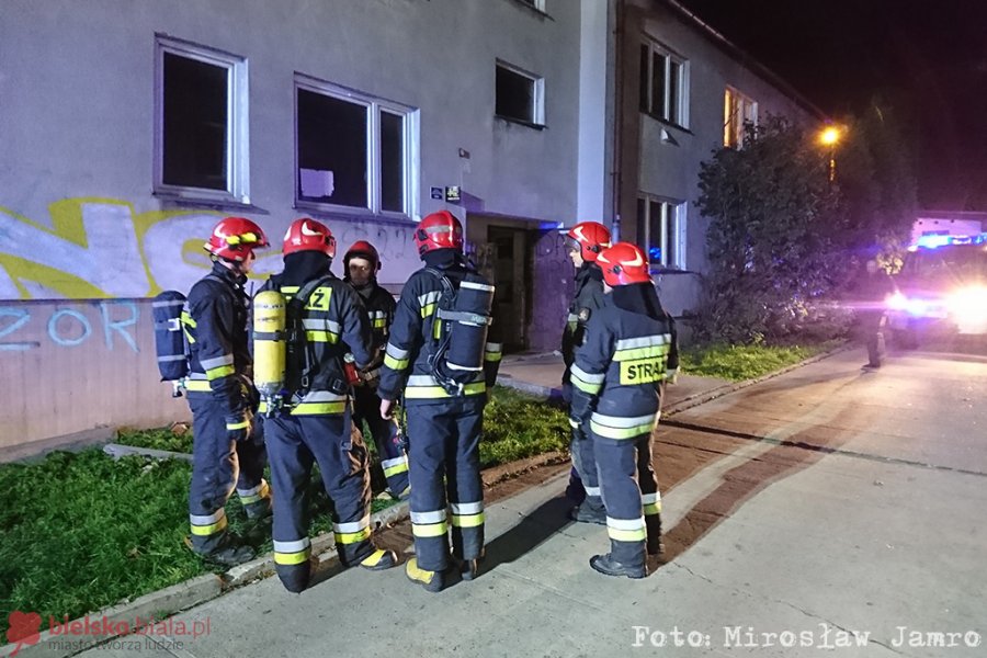 Alarm w bloku. Rozpylono jakąś substancję? - foto