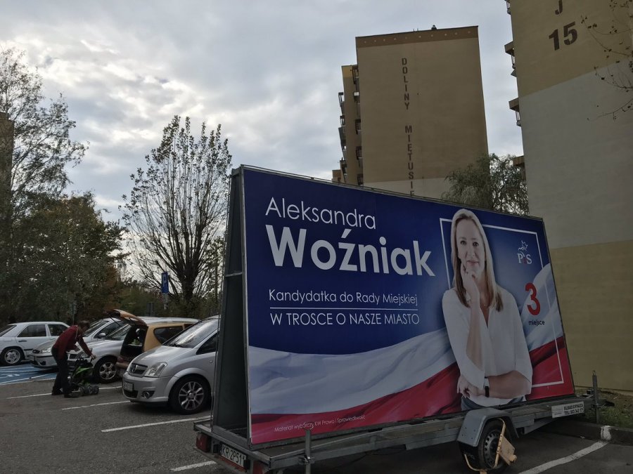 Zastawiają miejsca parkingowe. "W trosce o nasze miasto" - foto