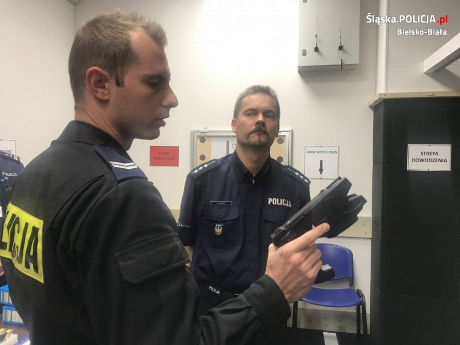 Uczą się, jak posługiwać się paralizatorem elektrycznym