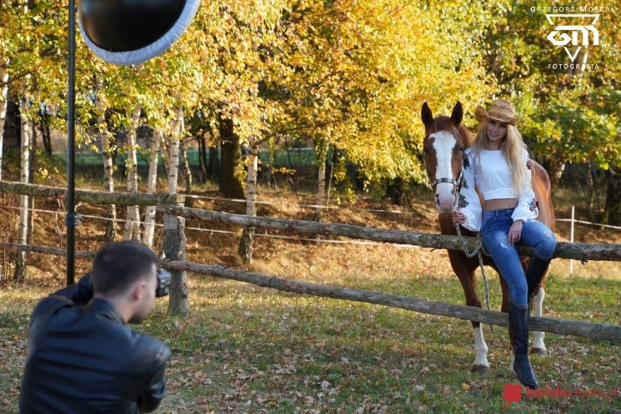 Zimą narty, a latem konie. Podpatrzona sesja ze śliczną Luizą - foto