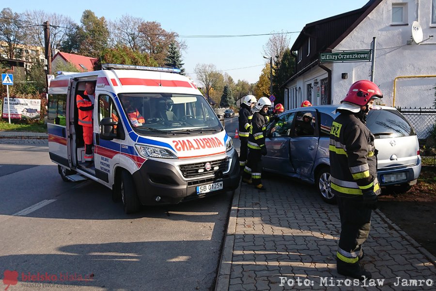 Zderzenie aut na Karpackiej. Wszystkie służby na miejscu - foto
