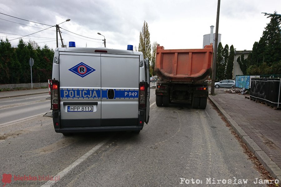 Potrącona na przejściu przez ciężarówkę. Sprawcy zatrzymano prawo jazdy - foto