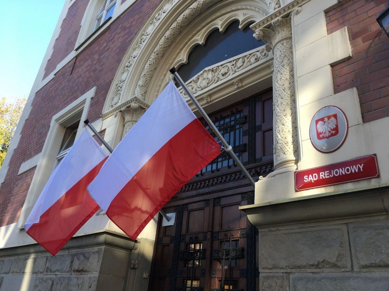 Radzimy, jak prawidłowo zawiesić flagę