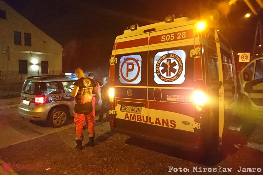 Środkiem jezdni przez miasto. Wieczorny rozbój na niedowidzącej