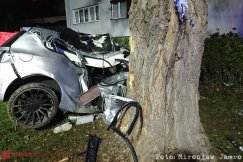Samochód uderzył w drzewo. Śmierć młodego kierowcy - foto
