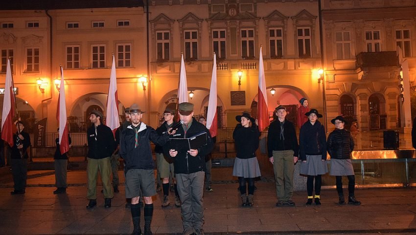 Widowiskowy apel na Rynku. Sto flag na stulecie niepodległości - foto