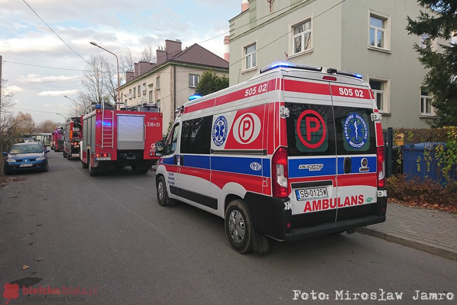 Lokatorzy wyczuli w budynku gaz. Pluton chemiczny w akcji - foto