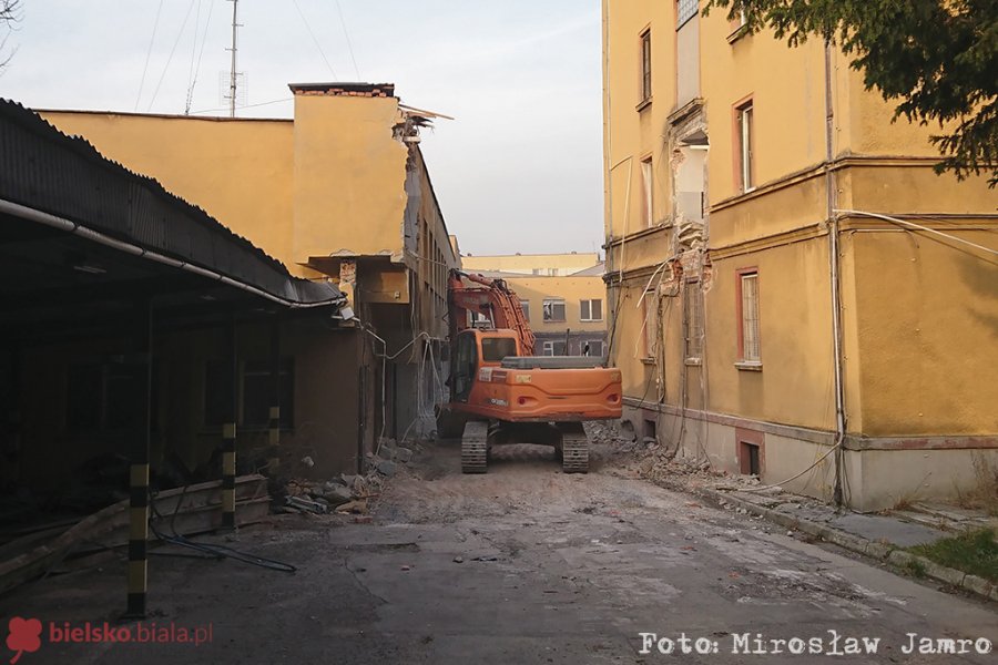 Rozpoczęli wyburzanie b. komendy policji przy Rychlińskiego - foto