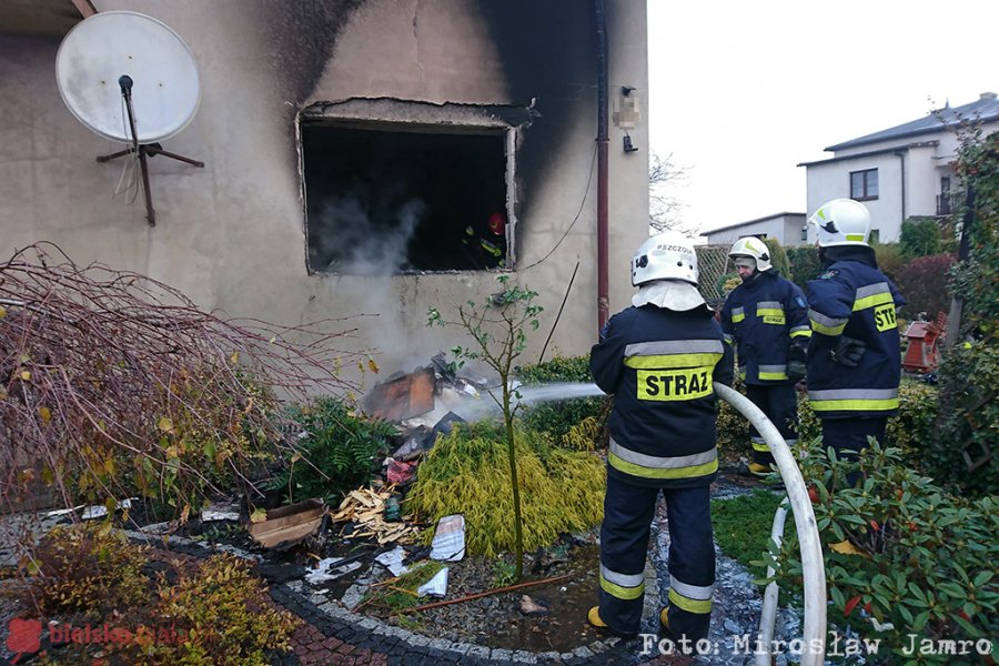 Pożar w budynku jednorodzinnym. Wybuch wyrwał okno z futryną - foto