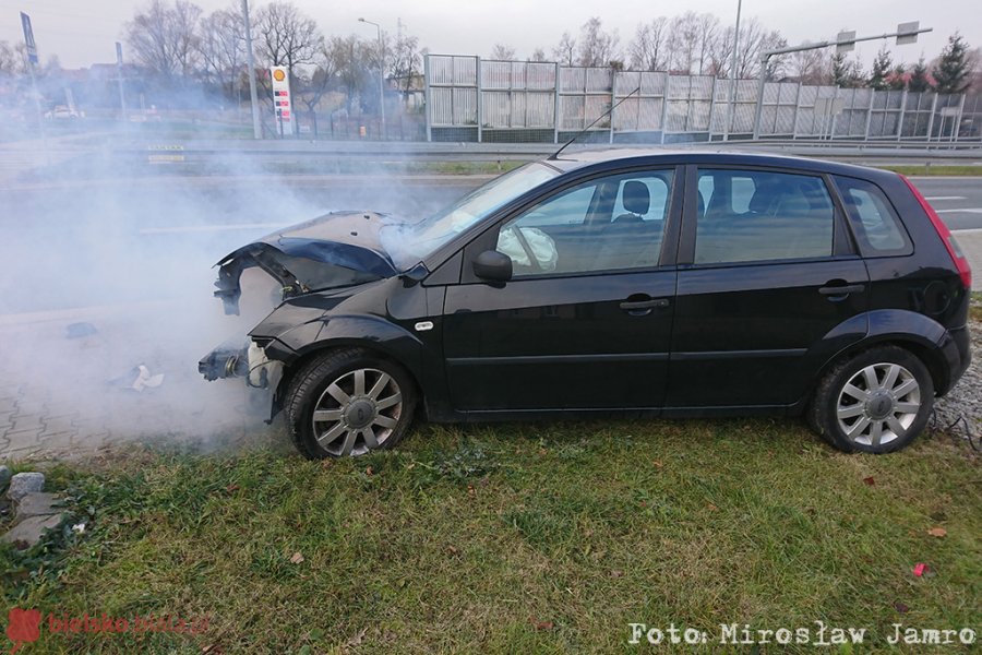 Widowiskowa symulacja wypadku i pożaru auta. Jak reagowali kierowcy? - foto