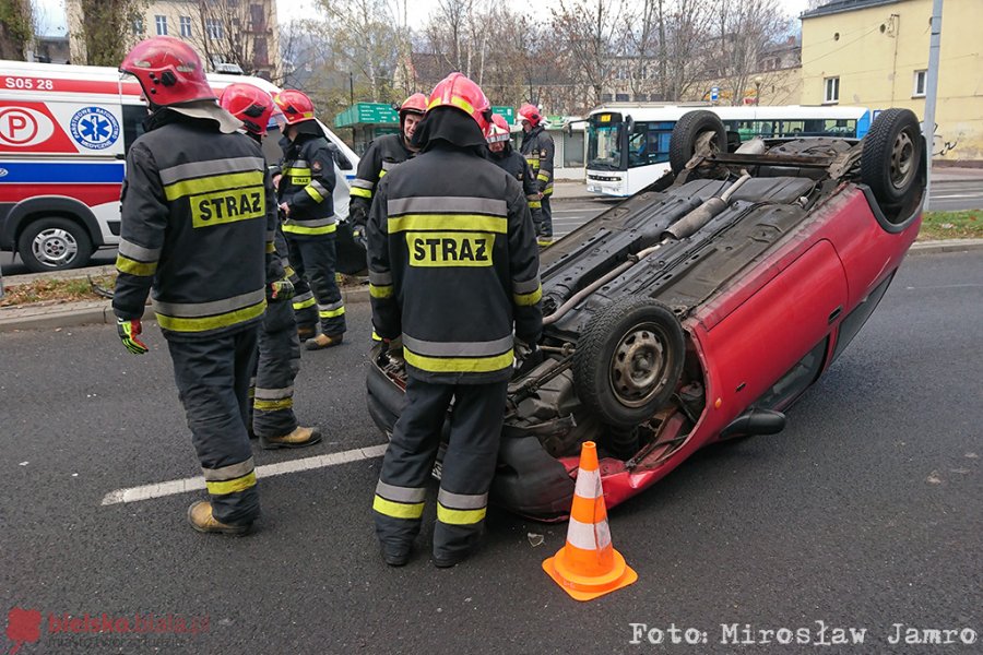 Chciała uniknąć zderzenia. Staranowała rozdzielnię i dachowała - foto