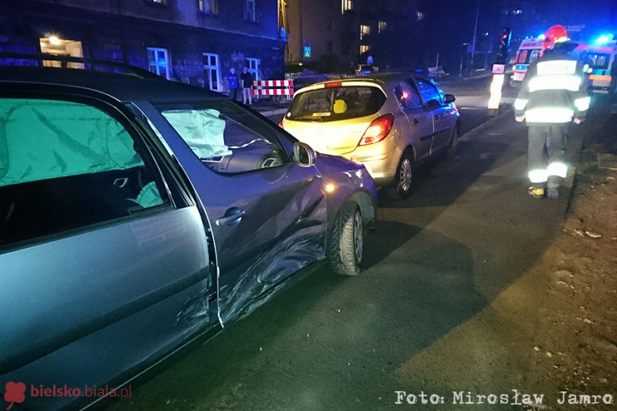 Zderzenie dwóch osobówek. Sprawczyni wjechała na czerwonym - foto