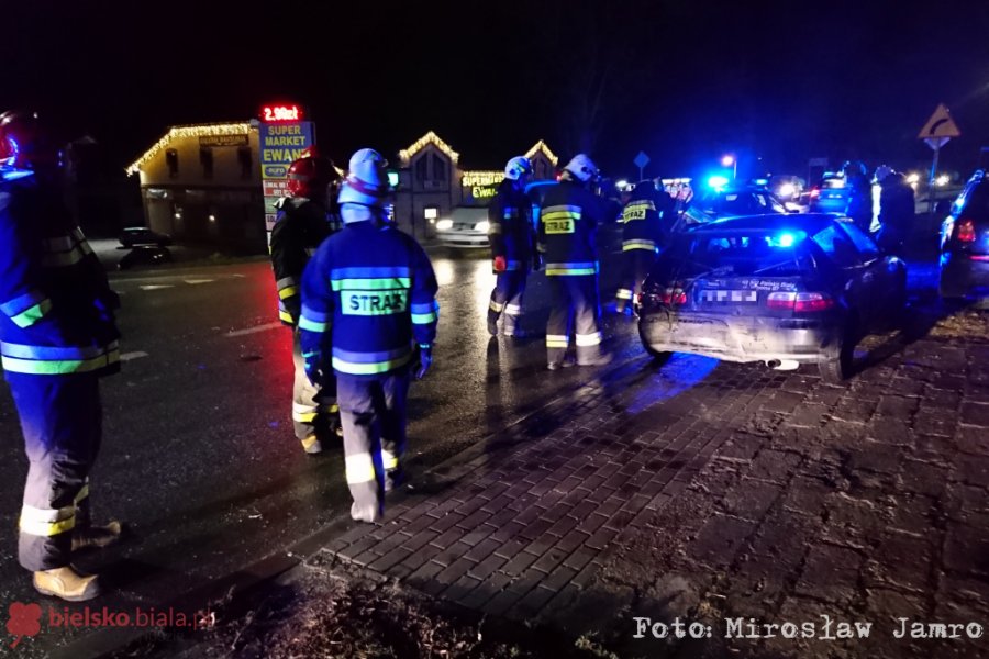 Zderzenie samochodów obok fotoradaru. Auto wpadło w poślizg - foto