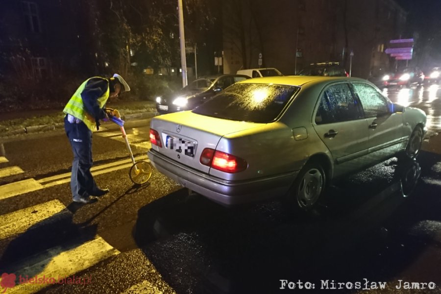 Potrącenie kobiety na przejściu. Sprawcy zatrzymano prawo jazdy - foto