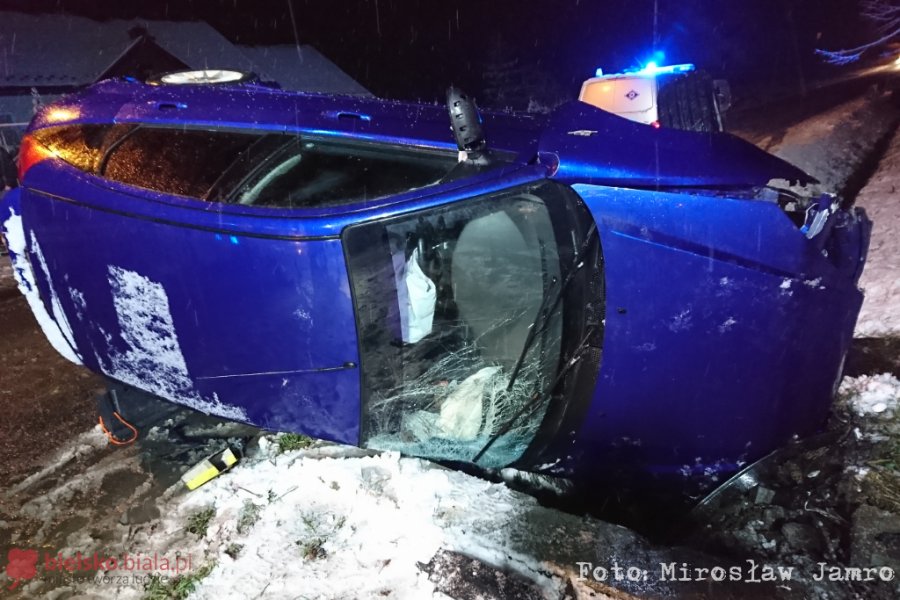 Auto uderzyło w betonowy przepust. W środku było pięć osób - film