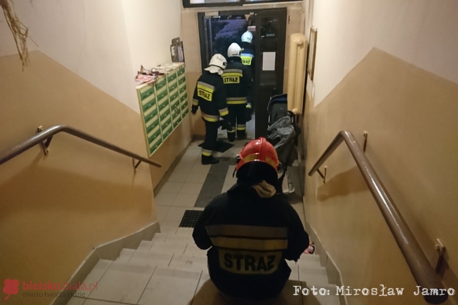 Lokator ugasił pożar w mieszkaniu. Później odmówił hospitalizacji - foto