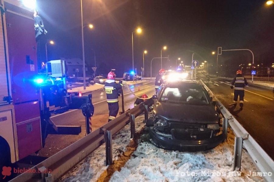 Solidny dzwon na Andersa. Auto wpadło między bariery - foto