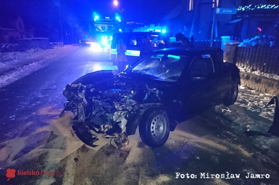 Kilkukrotny piruet zakończony uderzeniem w dostawcze auto - foto