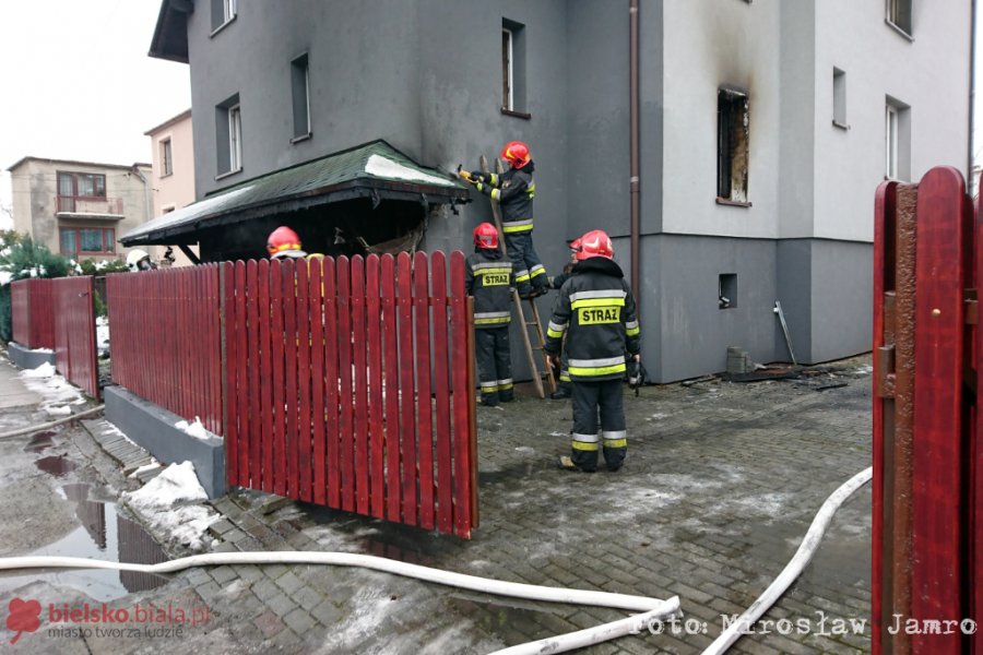 Pożar w budynku mieszkalnym. Ogień wychodził na zewnątrz - foto