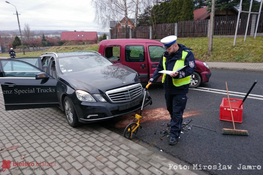 Zderzenie aut na Czerwonej. Dwie osoby odwieziono do szpitala - foto