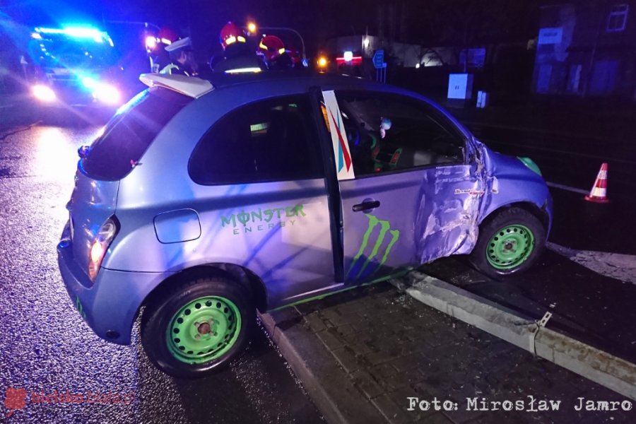 Samochodem skosił latarnię. Wysoki mandat dla kierowcy - foto