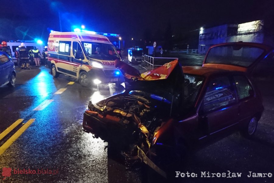 Czołowe zderzenie na Katowickiej. Od 19-latka czuć było alkohol - foto