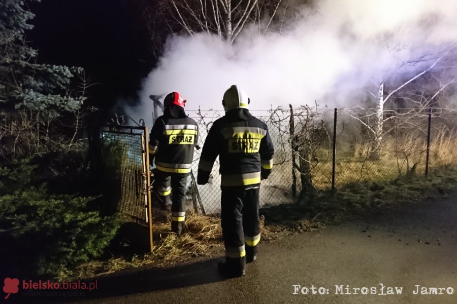 Pożar obok cmentarza w Starym Bielsku. Spłonęła drewniana wiata - foto