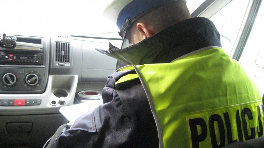 Kierowca rozmawiał przez telefon i nie miał zapiętych pasów. Grozi mu więzienie