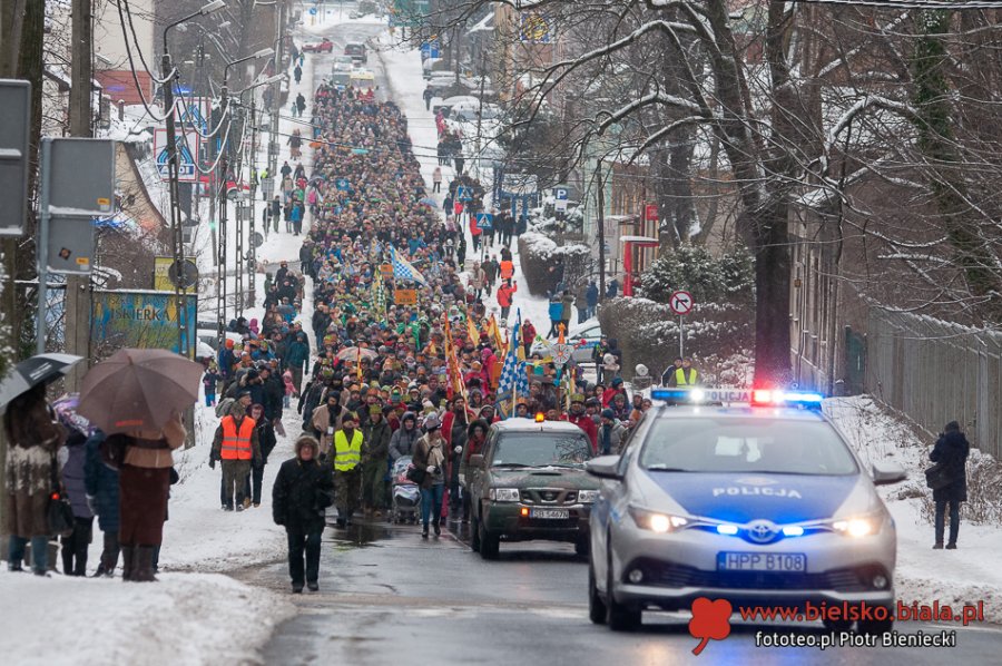 Orszak Trzech Króli w Bielsku-Białej. Tłum kolędników w zimowej scenerii - foto