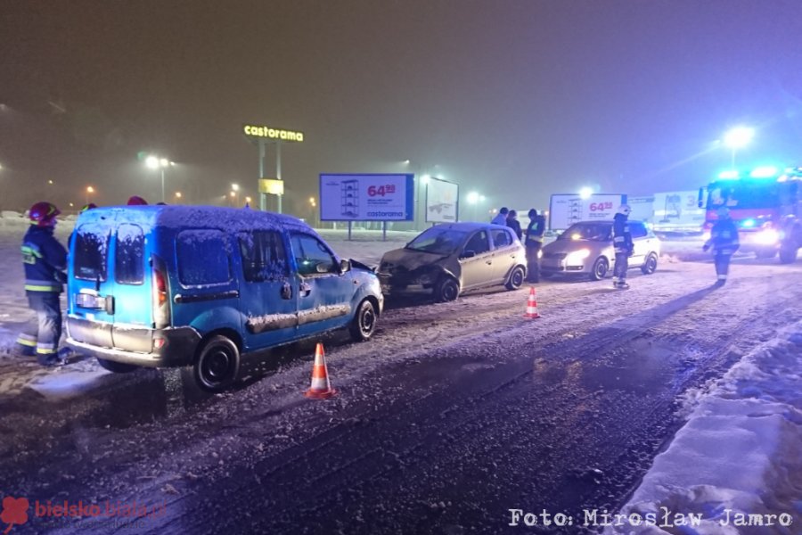 Czołowe zderzenie obok Castoramy. Sprawca jechał za szybko - foto