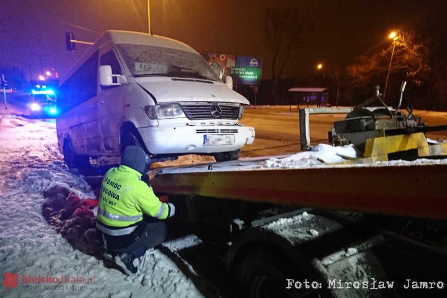 Zderzenie taksówki z busem. Taksówkarz ukarany mandatem - foto