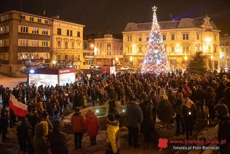 Bielszczanie przeciwko przemocy. Wiec milczenia na placu Chrobrego - foto