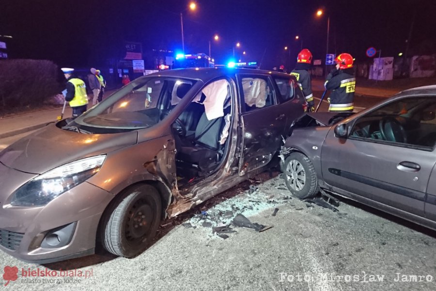 Solidny dzwon obok szpitala. Strażacy użyli narzędzi hydraulicznych - foto