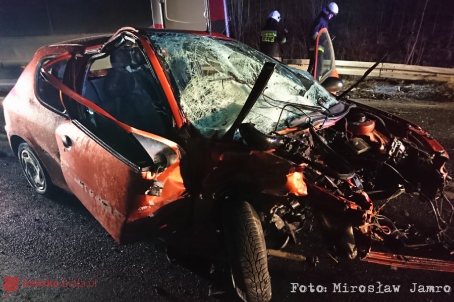 Zderzenie osobówki z busem. Jest wielu poszkodowanych! - foto