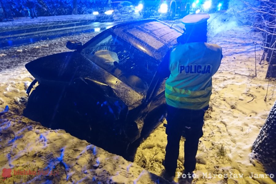 Uderzył w betonowy przepust. Zasnął za kierownicą auta? - foto