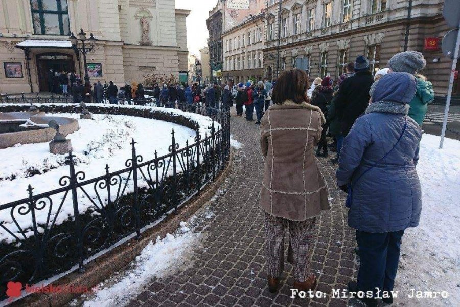 Każdy musi odstać swoje. Nie ma wejściówek po znajomości!