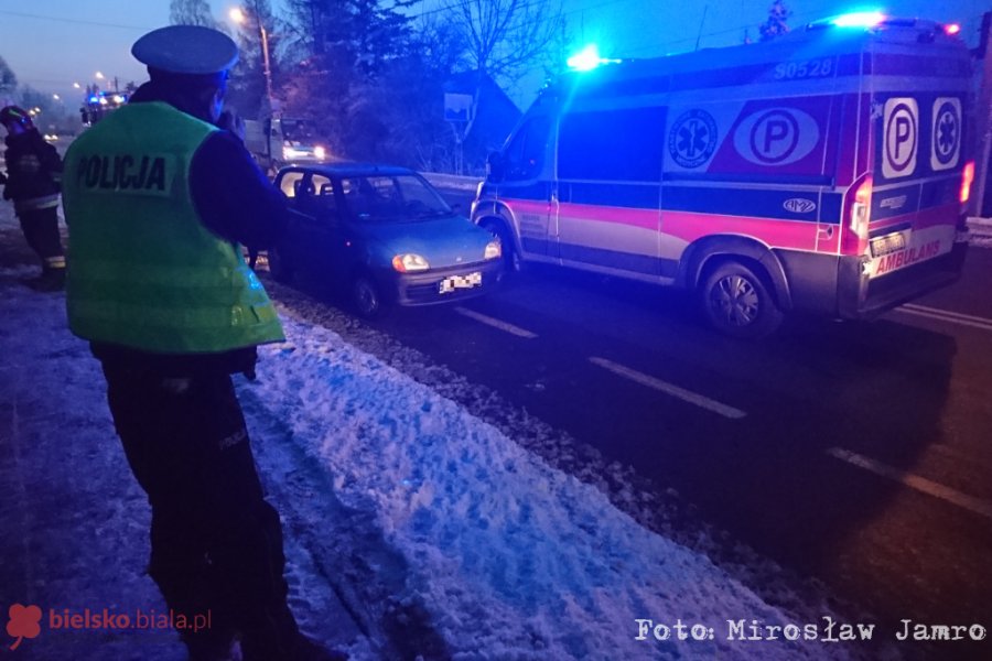 Potrącenie kobiety na Żywieckiej. Nietrzeźwa weszła przed auto - foto