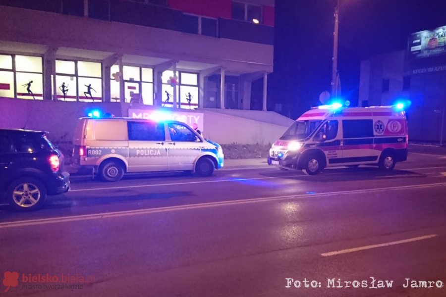 Przechodzień potknął się na chodniku i wpadł na... tira - foto
