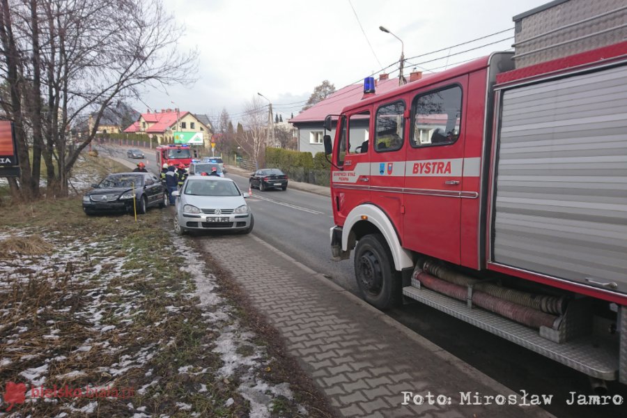 Zderzenie trzech samochodów. Ucierpiało auto pomocy drogowej - foto